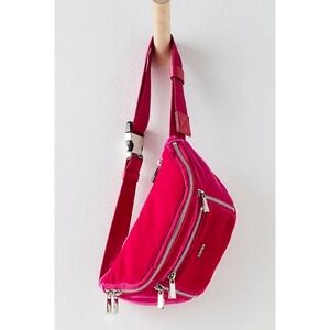 𝗙𝗿𝗲𝗲 𝗣𝗲𝗼𝗽𝗹𝗲 × Caraa NEW! Velvet Small Sling Bag in Hot Pink